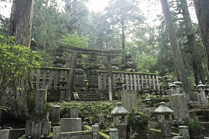 Okunoin – The largest cemetery in Japan 